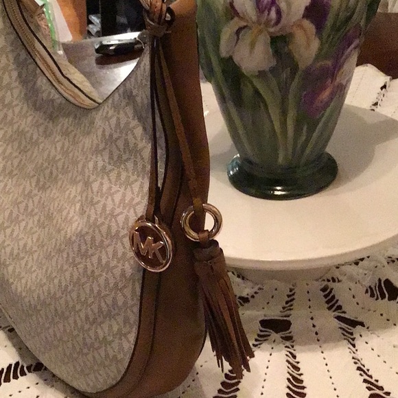 Michael Kors Lydia Large signature logo print with shiny gold tone hardware - Picture 6 of 7